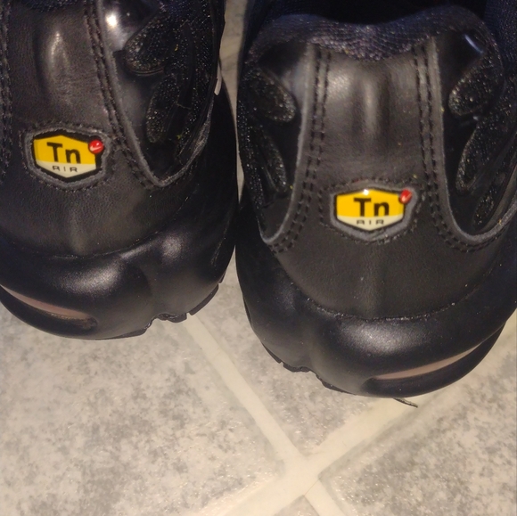 Nike(2018) Black and Red Women's Sneakers - Picture 10 of 14